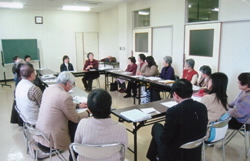 定例会で家族の不安や悩みを話し合う 定例会で家族の不安や悩みを話し合う