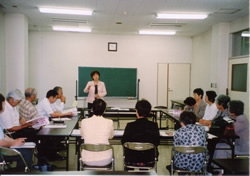 定例会で家族の不安や悩みを話し合う 定例会で家族の不安や悩みを話し合う