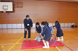 福祉体験学習(車いす体験) 福祉体験学習(車いす体験)